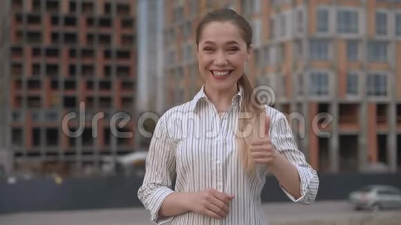 拇指向上成功的年轻商务女孩自信地看着相机并显示出拇指向上的手势4K视频的预览图