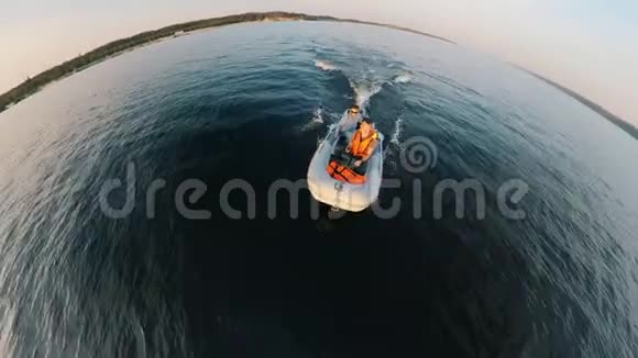 横渡湖的汽艇上的人的正面景色视频的预览图