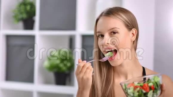 笑容可掬小美女吃开胃素食色拉特写视频的预览图