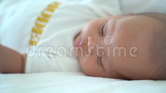 在家躺在床上哭泣的新生婴儿特写镜头视频的预览图