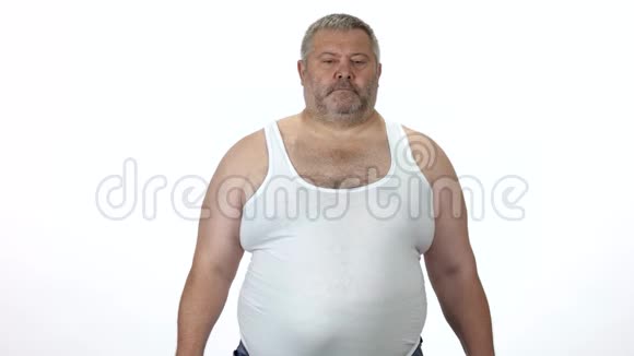 肥胖男子举着沉重的哑铃前景视频的预览图