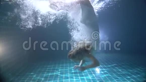 穿着衣服在水下游泳的红发美女视频的预览图