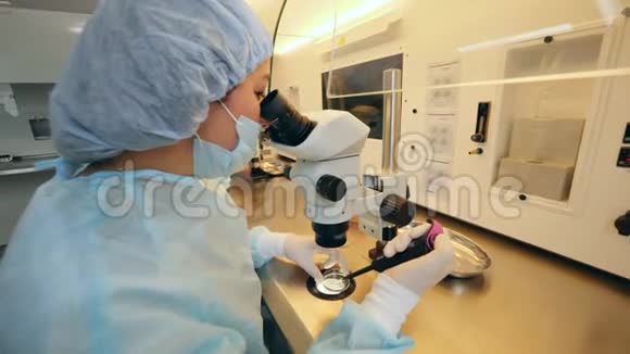 医院工作人员在处理样本时使用显微镜视频的预览图