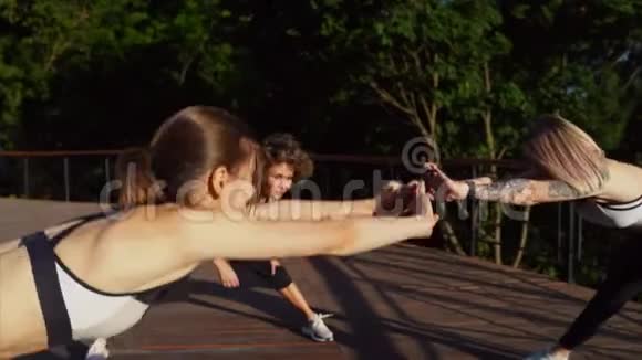 从事体育运动的女运动员运动的年轻女性做早操视频的预览图