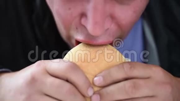 一个男人午餐吃一个带小面包的面包视频的预览图