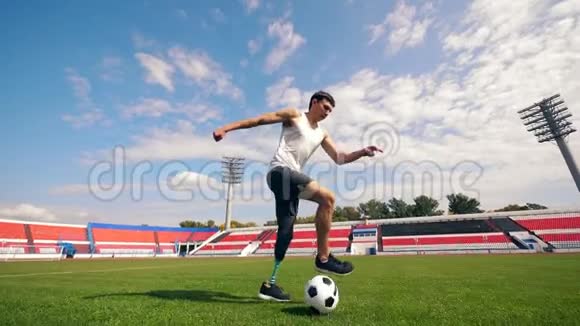 残疾足球运动员正拿着一个慢动作的球跑步视频的预览图