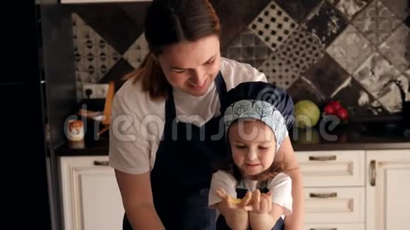 妈妈带着女儿准备饼干女孩脏手考验和大笑视频的预览图