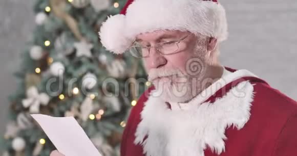 一幅震惊的圣诞老人的画像把目光移开一位留着白胡子的老人在想什么礼物视频的预览图