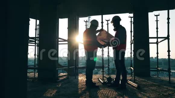 两名建筑工程师在该建筑地段进行建筑规划视频的预览图