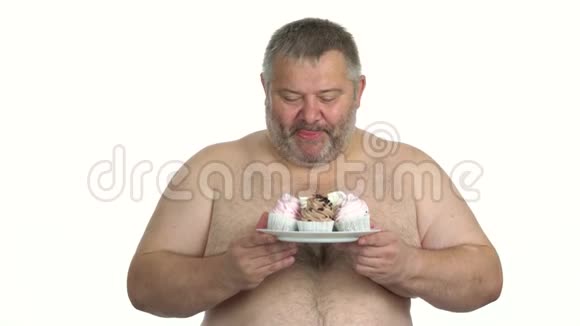 胖胖的赤膊男人拿着盘子和蛋糕视频的预览图