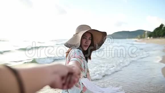 相爱的一对牵手暑假在泰国海滩旅行视频的预览图
