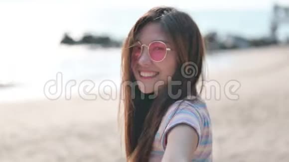 亚洲女人暑假独自在海滩上旅行视频的预览图