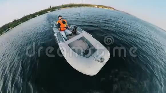有装备的人坐在漂浮的小艇上视频的预览图