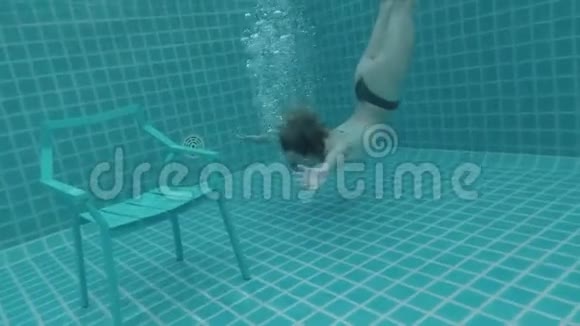 美丽的女人一头红色长发摆在椅子旁边的水下视频的预览图