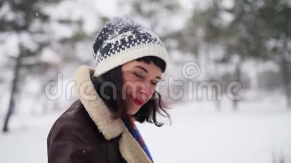 在大雪下希普斯特女人用手牵着她的伴侣听我的想法年轻女性在公园里散步视频的预览图