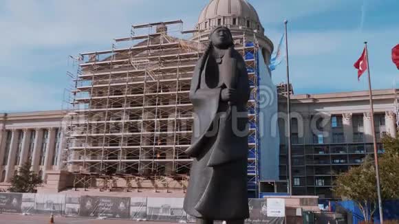 俄克拉荷马州国会大厦的奇里卡瓦阿帕奇雕像只要水流视频的预览图