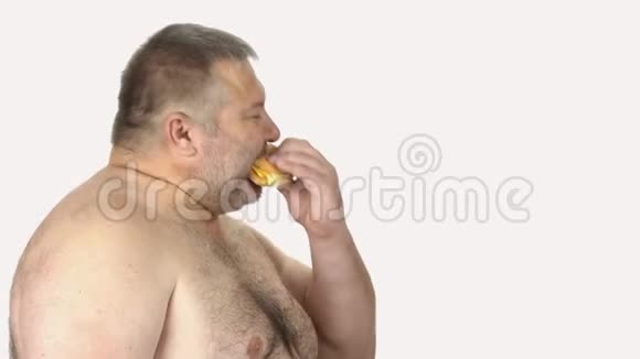 饥饿的胖子吃汉堡侧视视频的预览图