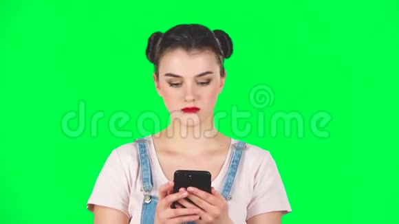 女孩愤怒地在绿色屏幕上发短信动作很慢视频的预览图