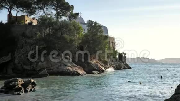洛基点与私人别墅在平静的海面上的巴利阿里岛视频的预览图