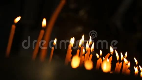 燃烧蜡烛许多蜡烛在烛台上燃烧视频的预览图
