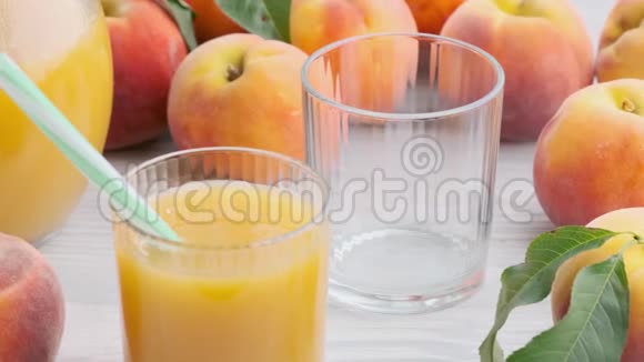 桃汁倒入杯中视频的预览图