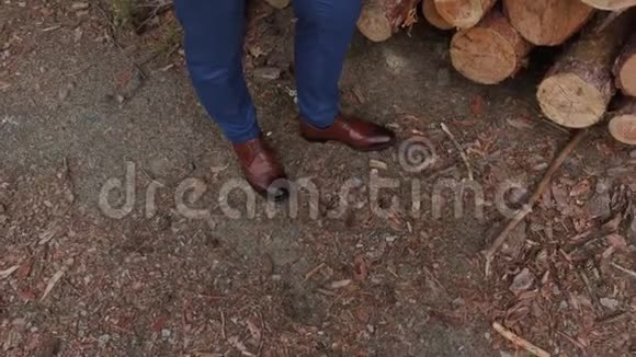 男人腿穿着优雅的鞋子在地上视频的预览图