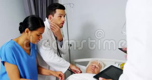 医生在病房检查老年病人视频的预览图