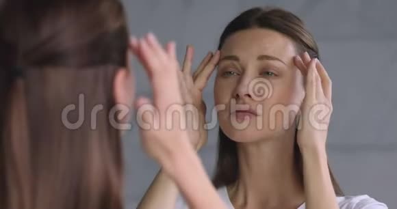 担心30岁的女人照镜子压力很大视频的预览图