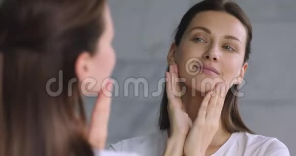 快乐美丽的30岁女人照镜子视频的预览图