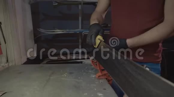 滑雪服务车间的男工在做滑雪板的磨刀和修理用手动边沿磨平滑雪边缘视频的预览图