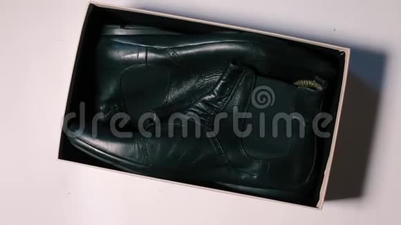 黑色男皮鞋在盒子里视频的预览图