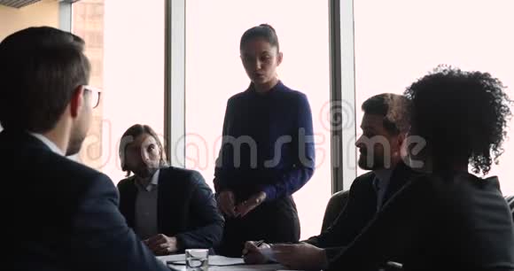 女领导在正式的小组会议上与不同的员工讲话视频的预览图