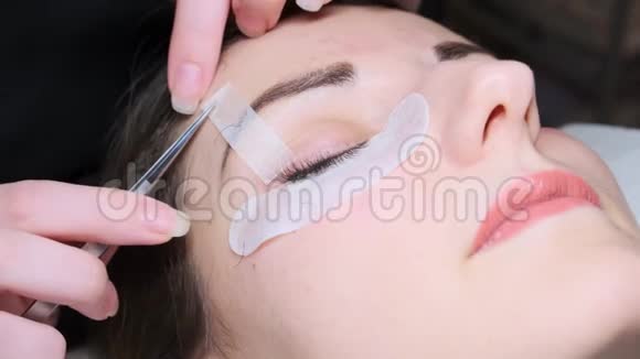 把人造睫毛贴在女人身上化妆程序视频的预览图