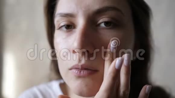 化妆品面霜年轻女性的肖像皮肤自然干净特写静态镜头视频的预览图