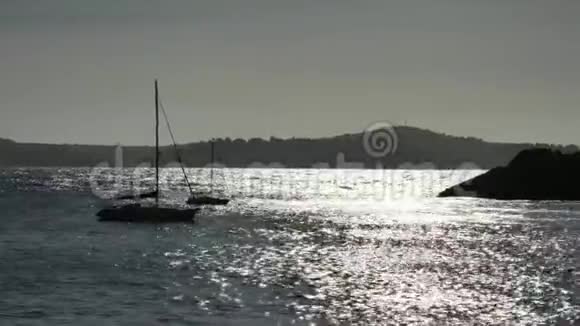 平静的海湾水和帆船停泊西班牙马洛卡岛在海上停泊帆船和游艇视频的预览图