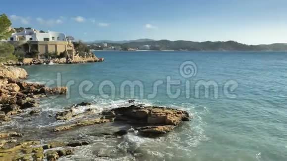 马约卡岛蓬塔德加茨平静的水位于地中海地平线的圣庞卡镇西班牙马尔马德马洛卡视频的预览图
