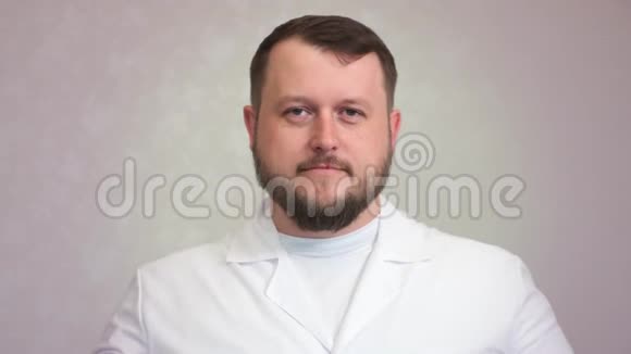 一幅轻松的医生画像穿着白色外套戴着面具视频的预览图