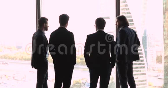 从大办公室的窗户看成功的商人视频的预览图