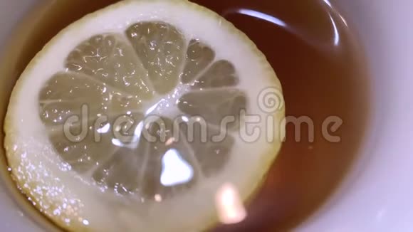 一杯热茶里的柠檬片视频的预览图