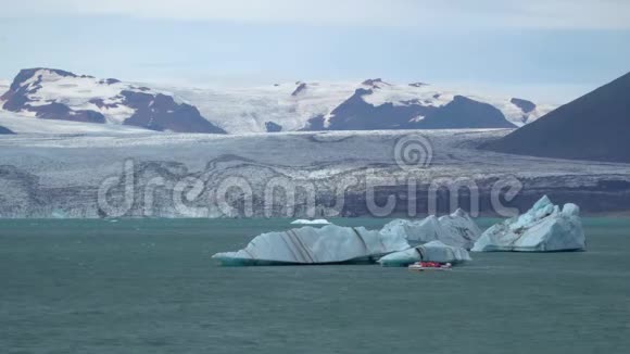 漂浮在冰山之间的船视频的预览图