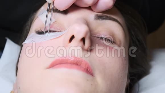 把人造睫毛贴在女人身上化妆程序视频的预览图