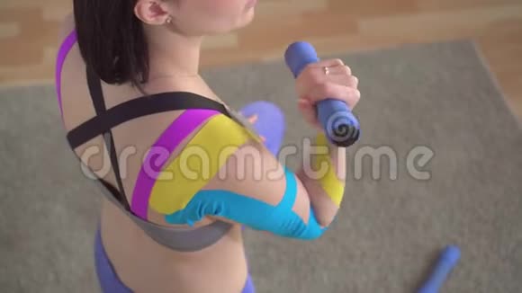 女运动员在家里用哑铃在手臂上做运动视频的预览图