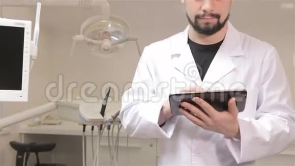 牙医持有数字平板电脑视频的预览图