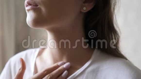 女性颈部使用日霜保健补水和皮肤护理视频的预览图