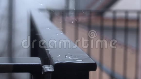 在阳台上下雨时有巨大的雨滴视频的预览图