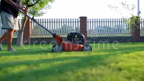 一个人用割草机割草视频的预览图