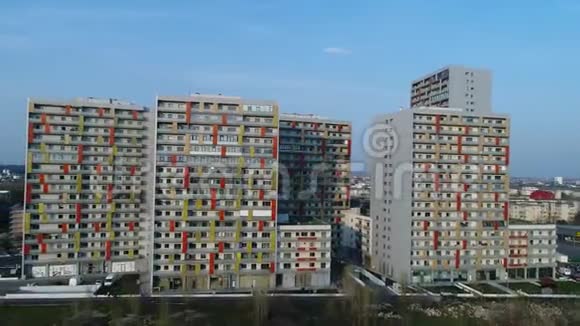 空中俯瞰公寓大厦无人机视频的预览图