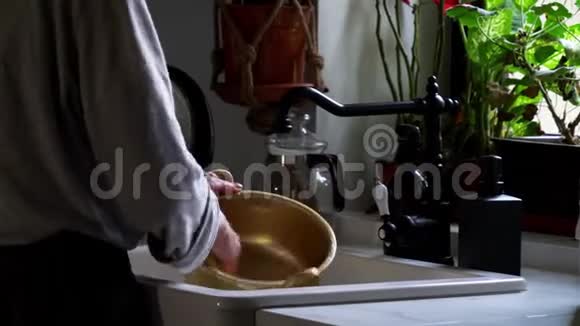 女人在厨房里洗了个锅视频的预览图