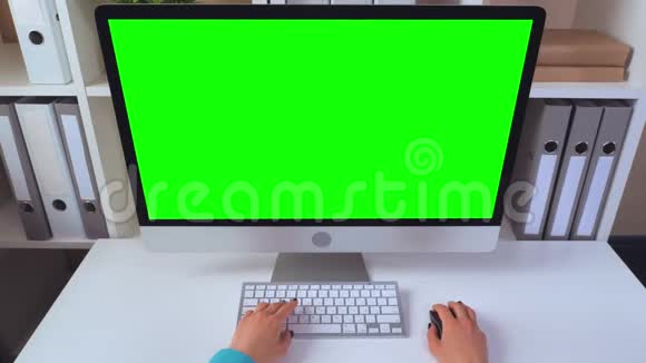 女商人工作电脑视频的预览图