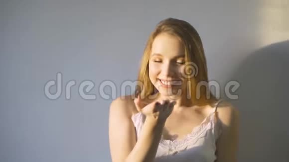 迷人的欧洲年轻女子送空气亲吻相机可爱的时髦女孩肖像视频的预览图